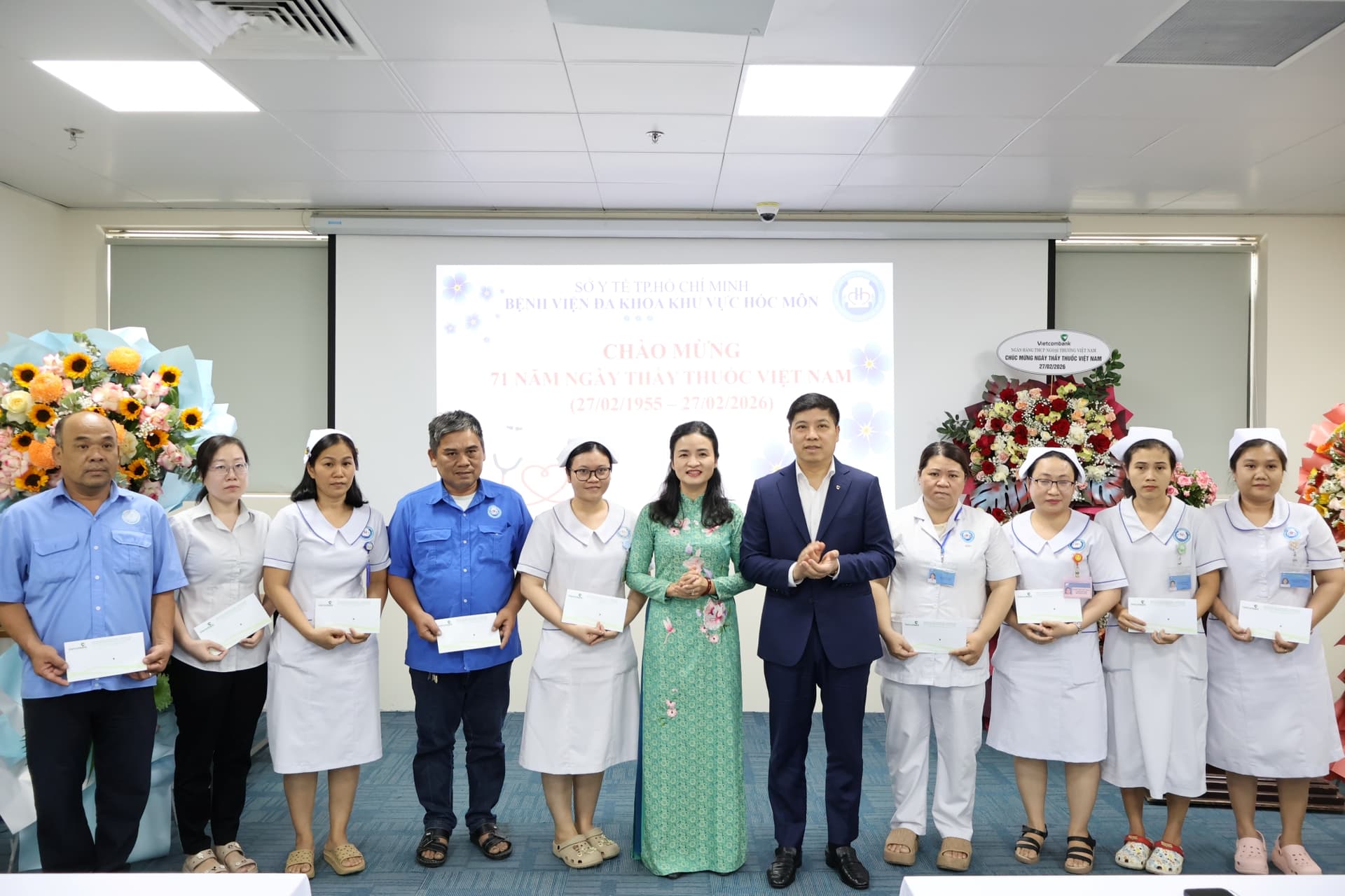 Vietcombank hỗ trợ 1 tỷ đồng thiết bị y tế , trao 200 suất quà tại Hóc Môn và Củ Chi