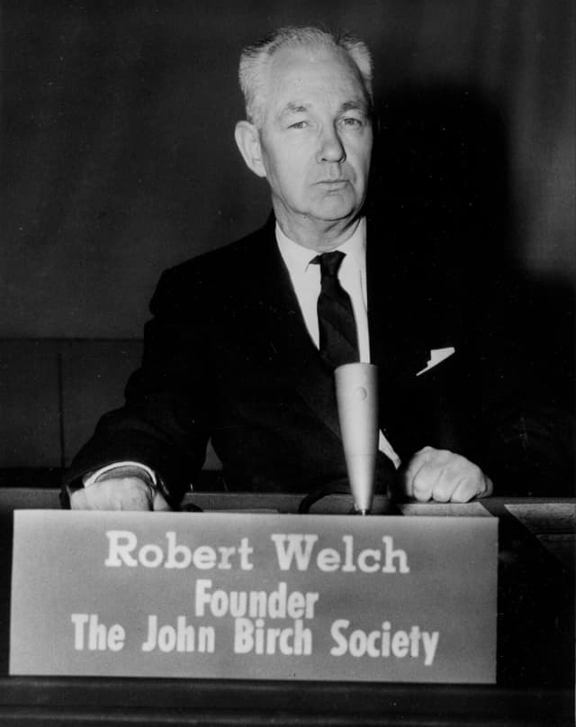 집단 피해망상  불길 속  가장 가공할 만한  극우 단체의 등장