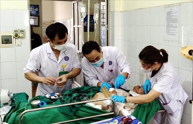 Kịp thời cấp cứu 5 người bị thương nặng trong vụ tai nạn giao thông tại Lạng Sơn