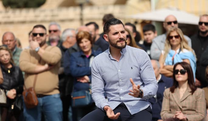 Alex Borg lambasts prime minister for rushing anti - deadlock mechanism without consulting Opposition