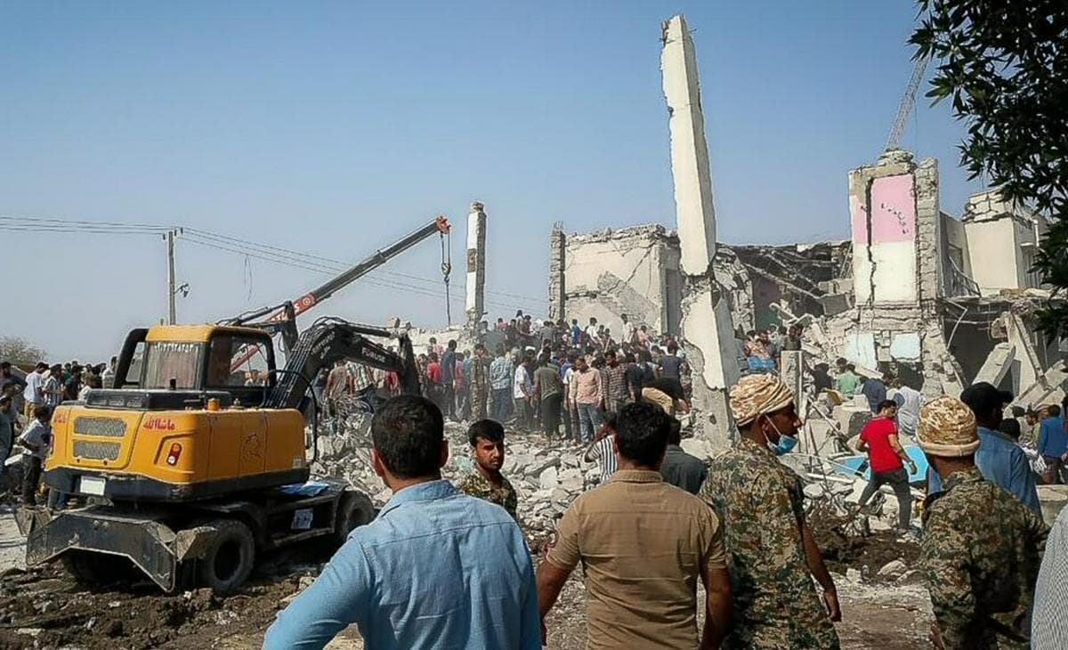 al menos 85 muertos en ataque a escuela de niñas en irán