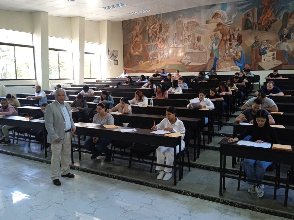 Médicos compiten por plazas de especialidad en el Examen Nacional de Residencias