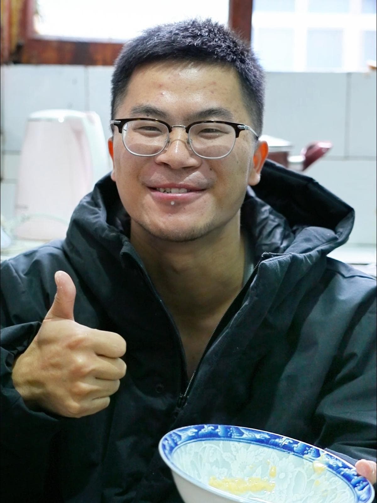 吃不了一口美食 ， 却送去人间烟火 ： 28岁  绿色癌症  小伙抗病十年 ， 靠营养剂续命