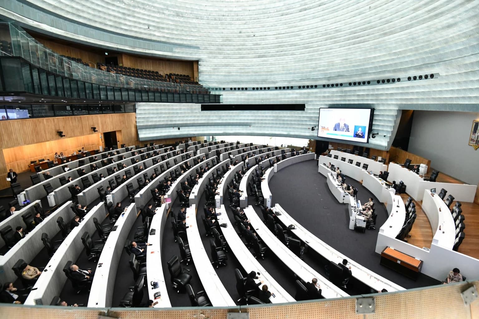 สว . ห่วงวิกฤตศรัทธา  กกต . ขอชะลอเห็นชอบ  2 กกต . ใหม่