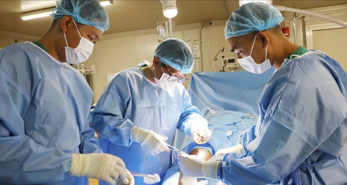 Bác sĩ nội xuất ngoại - Bài 3 : Sứ giả của tình hữu nghị