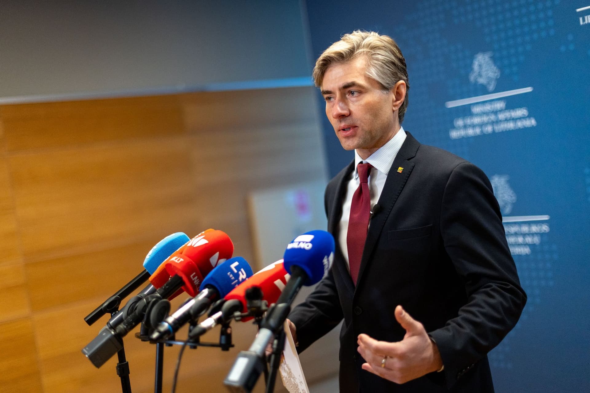 Глава МИД : Литва осуждает удары Ирана по ОАЭ , Оману и другим странам Персидского залива