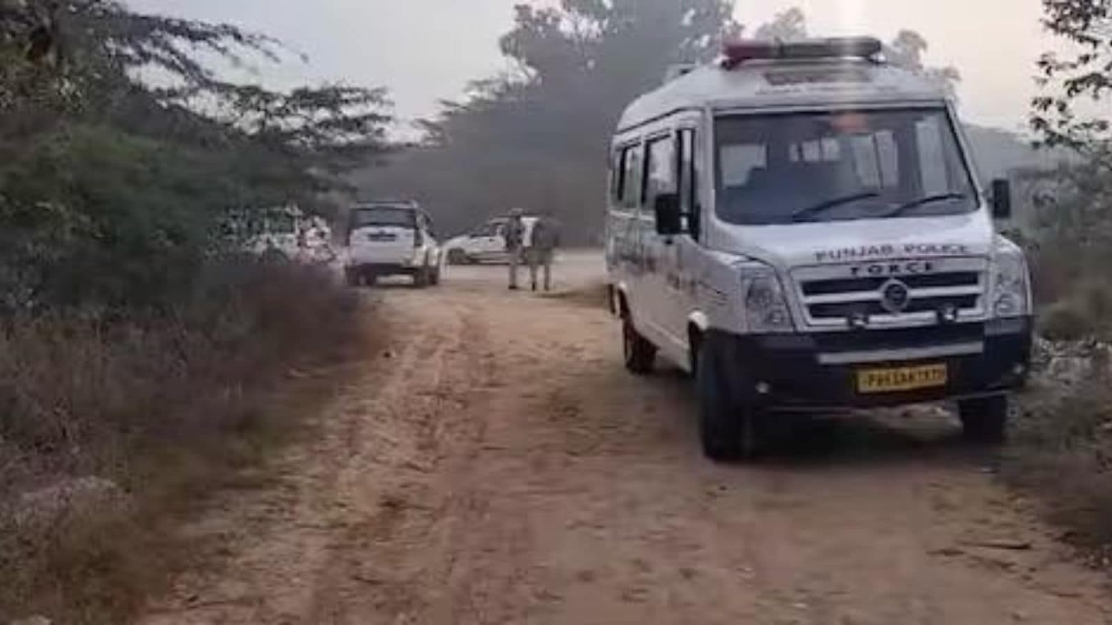 Striking parallels in Punjab escapes : Weeks apart , 2 suspects flee police vans in fog , procure arms , and get killed in shootouts