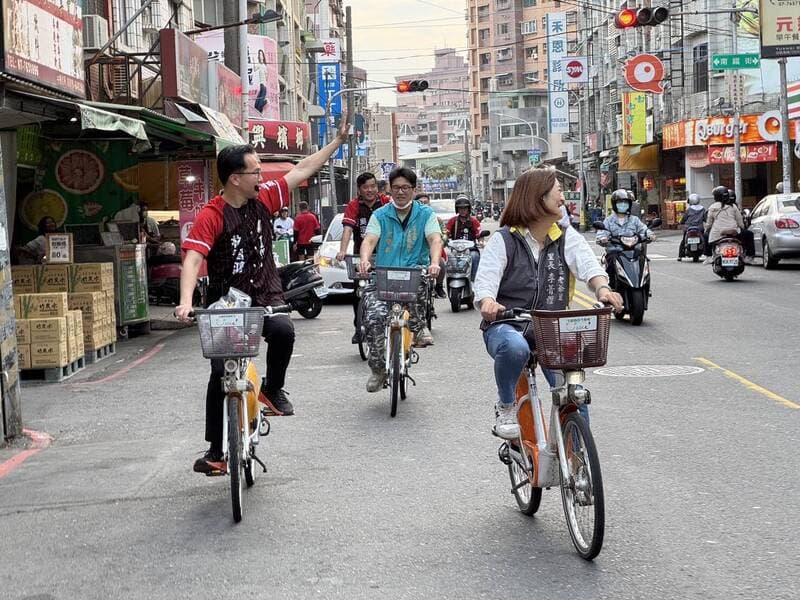 民進黨高市民調在即 黃彥毓找吳思瑤背書 、 林智鴻騎單車深入窄巷 - 政治