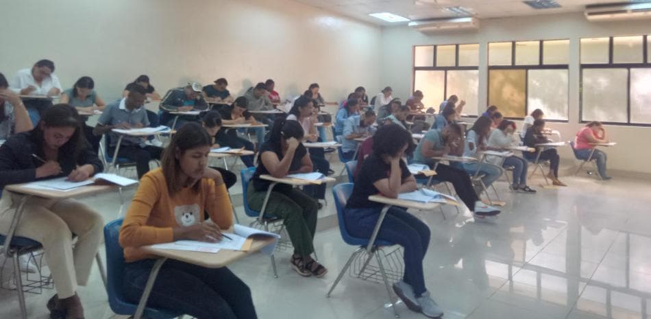 6 , 526 participan en examen nacional único para residencias médicas ; solo hay 1 , 400 cupos