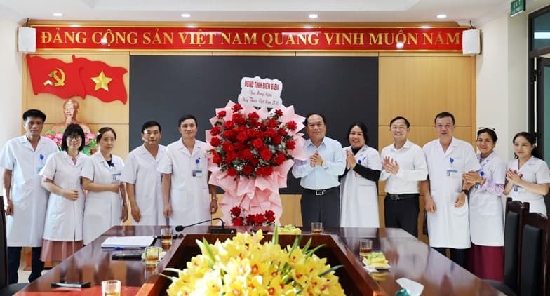 Đội ngũ cán bộ , y bác sĩ Điện Biên vì sức khỏe nhân dân phục vụ