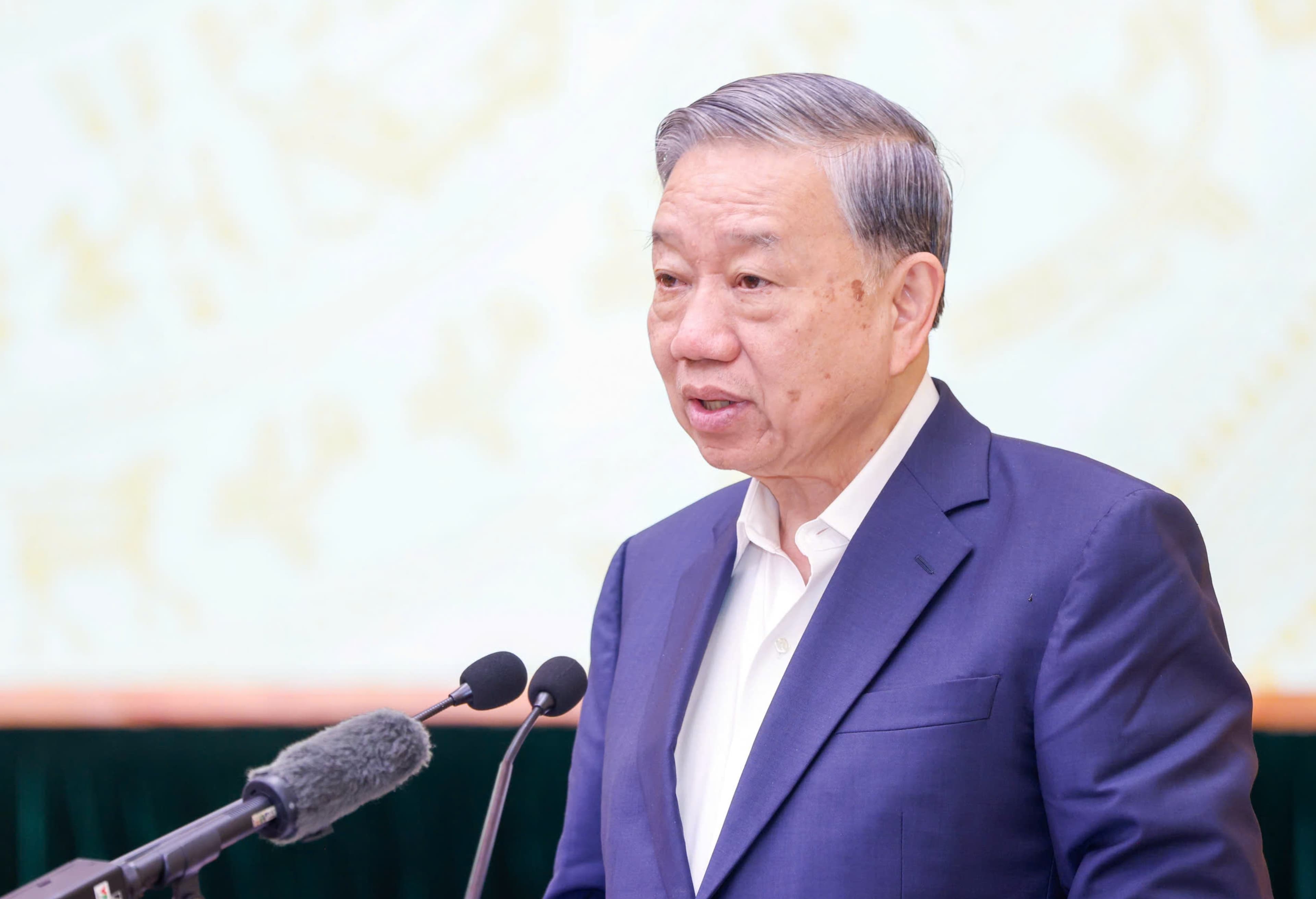 Tổng Bí thư : Không để gánh nặng đổi mới giáo dục dồn lên giáo viên , học sinh và phụ huynh