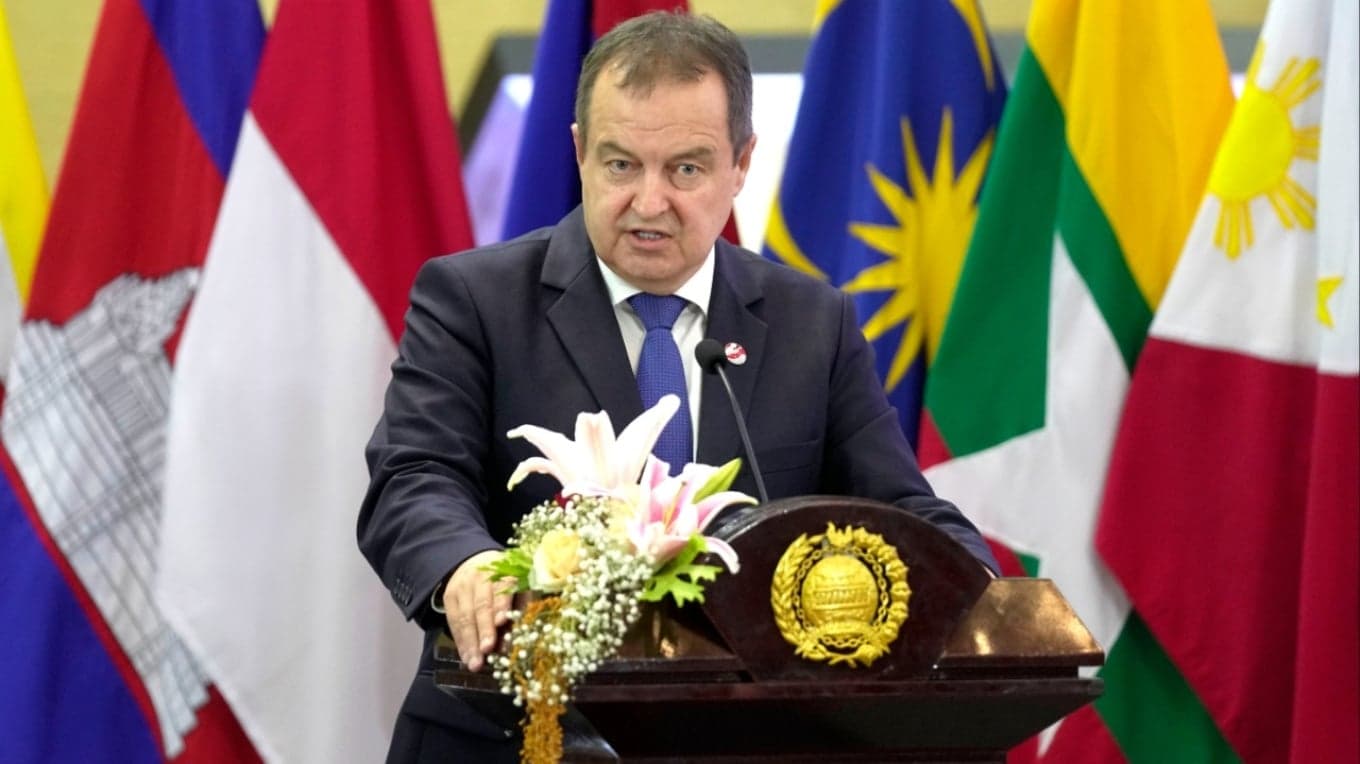 Ministri i Brendshëm serb Ivica Daçiç në gjendje të rëndë shëndetësore , mjekët : Po luftojmë për jetën e tij