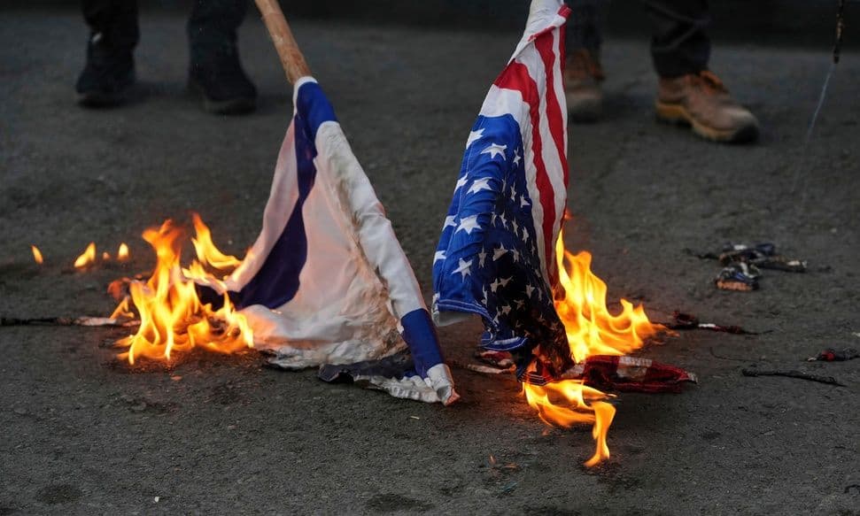 Lindja e Mesme në pikën kritike / Tensionet me SHBA dhe rreziku i sulmeve , ambasadat evakuojnë stafin , banorët në panik