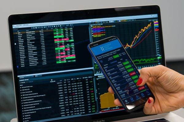 BVB : Nouăsprezece din cele douăzeci de acţiuni din BET s - au apreciat