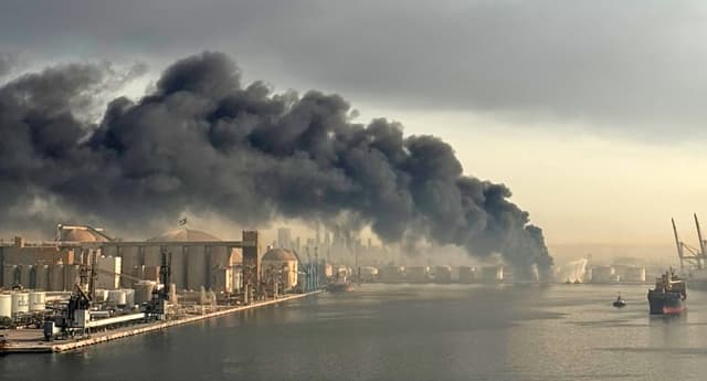 호르무즈 뒤덮은 검은 연기 … 한국 에너지 56 % 숨통 죈다 [ 중동 확전 일로 ]