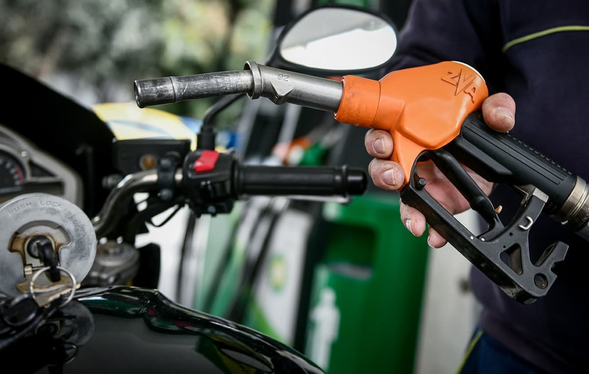 Ποια μέτρα εξετάζει η κυβέρνηση για την άνοδο των τιμών αν συνεχιστεί ο πόλεμος στο Ιράν : Στο τραπέζι fuel pass και energy pass