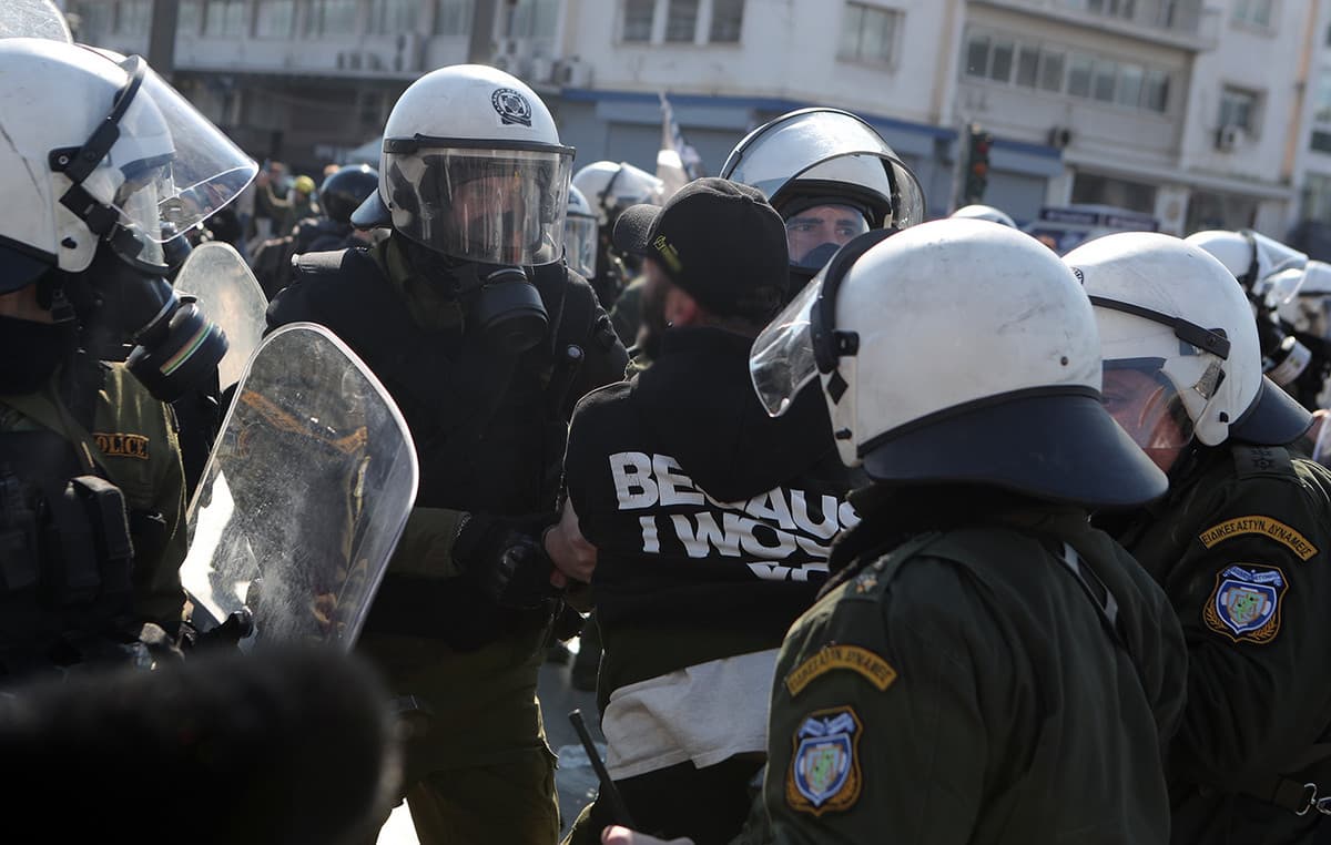 Τέμπη : Στην Ευελπίδων οι συλληφθέντες από τη μεγάλη συγκέντρωση – Διαμαρτυρία γονέων για αναίτιες συλλήψεις