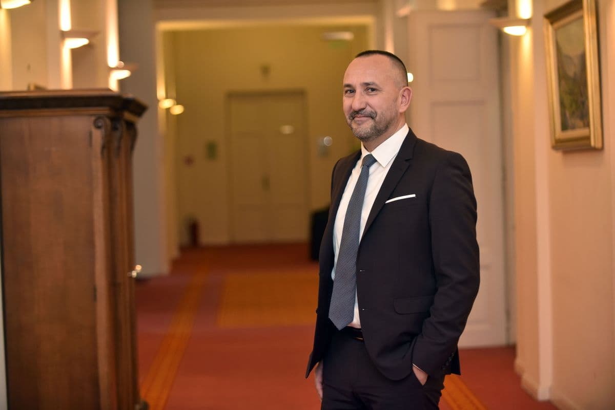 Prisjećamo se saborskih prebjega . Plesali su samo jedan mandat , a najotpornijim se pokazao - Zekanović