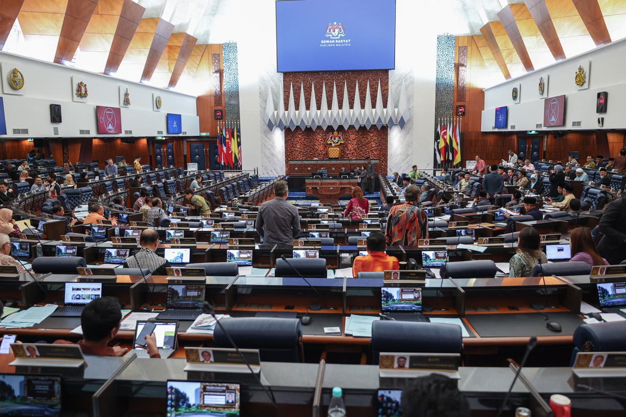 CSOs urge MPs , senators to back 10 - year PM term limit