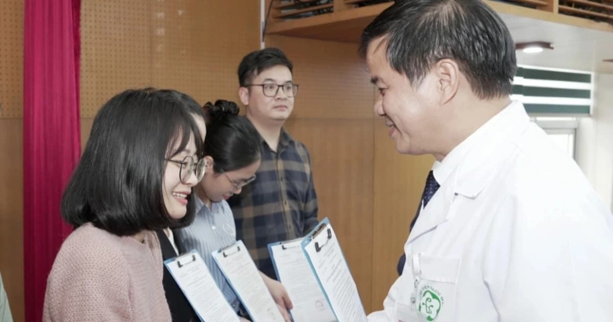 Giám đốc bệnh viện Bạch Mai : Không ai làm bác sĩ giỏi mà sống khó khăn