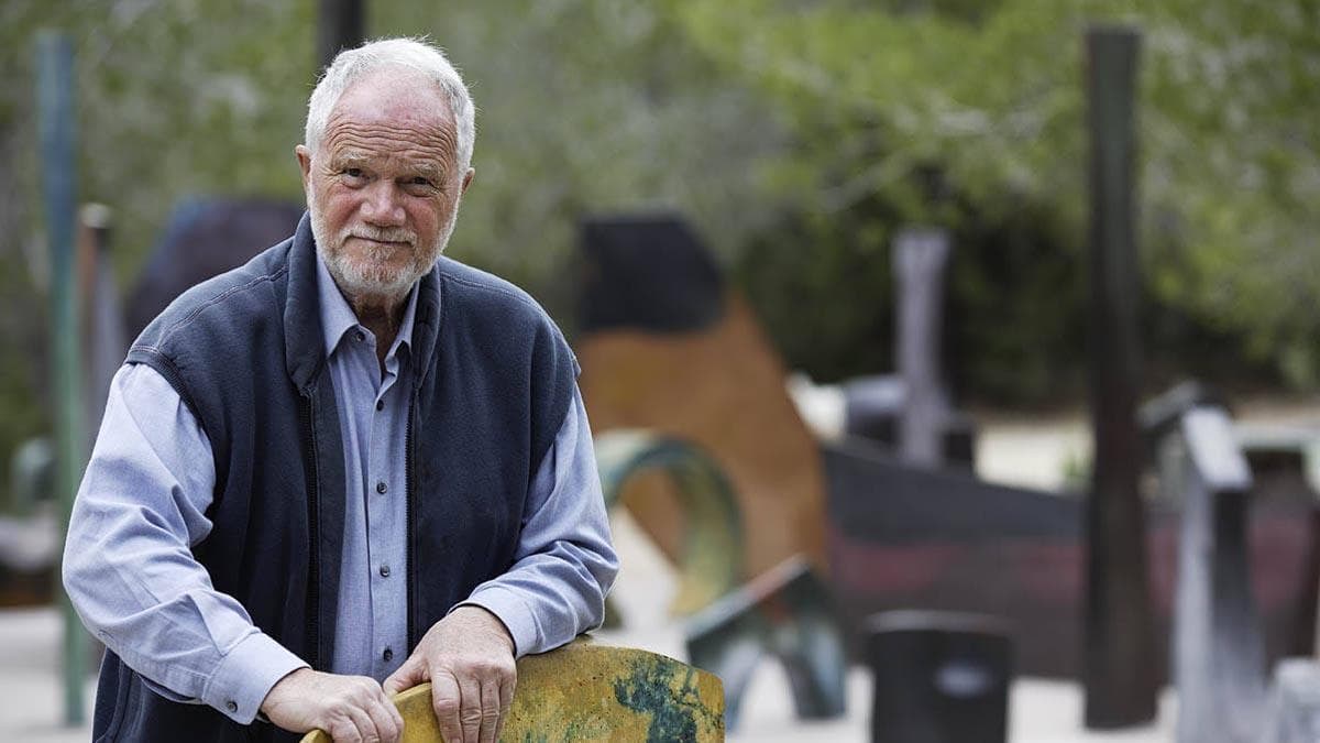 La fascinante historia de Franco Monti , el marchante de arte africano que se convirtió en artista en Ibiza y creó un bosque de esculturas