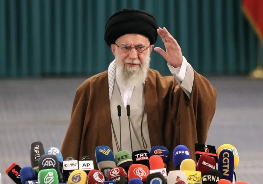 이란 37년 절대권력 하루아침에 폭사 … 하메네이는 누구