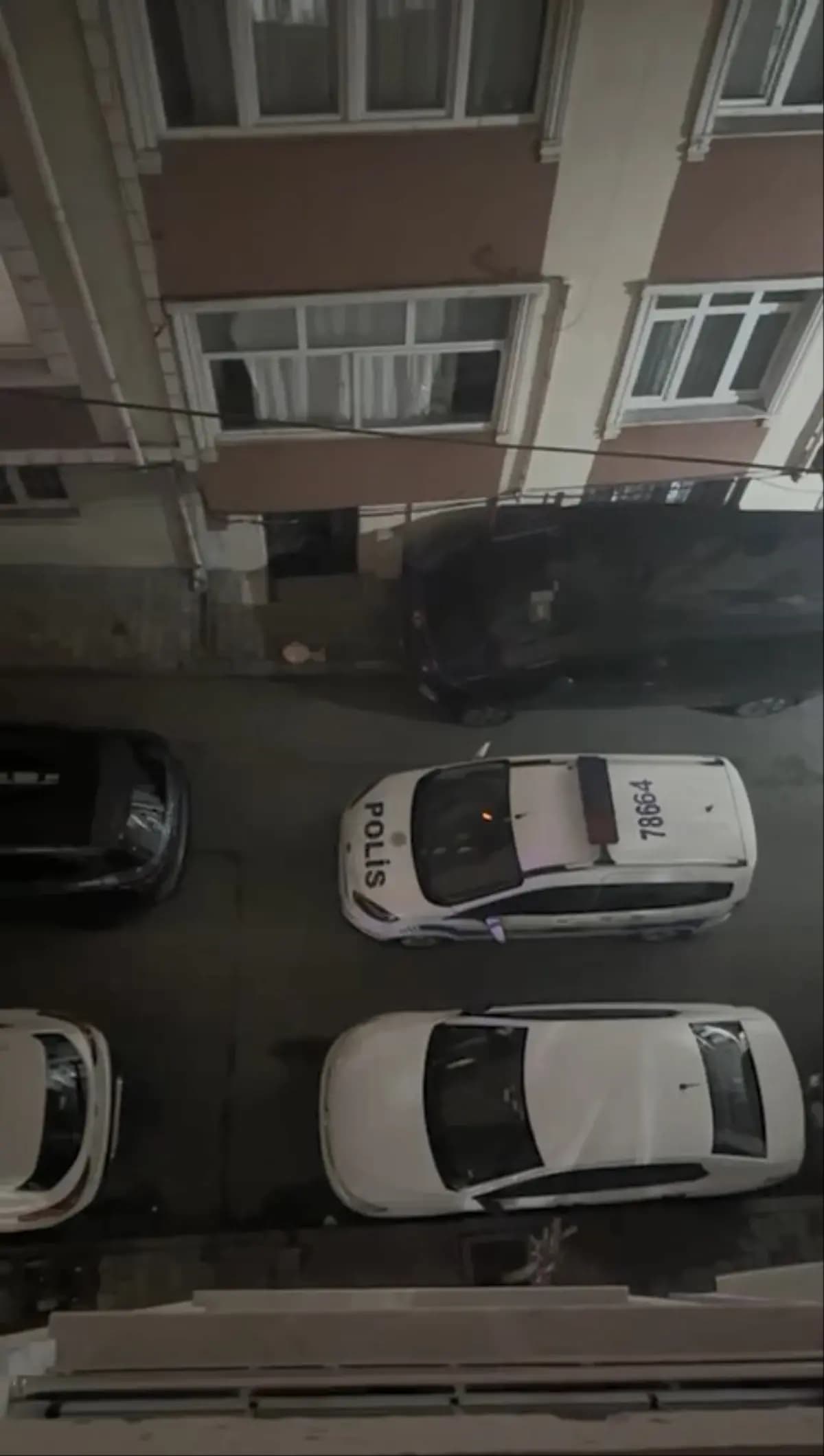 Esenlerde eşine silahla saldırdı ; polisleri görünce kendini vurdu