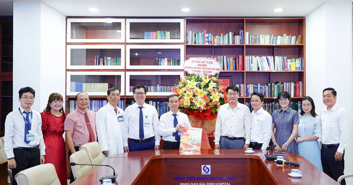 Báo Pháp Luật TP . HCM thăm , chúc mừng Sở Y tế và các bệnh viện nhân Ngày Thầy thuốc Việt Nam