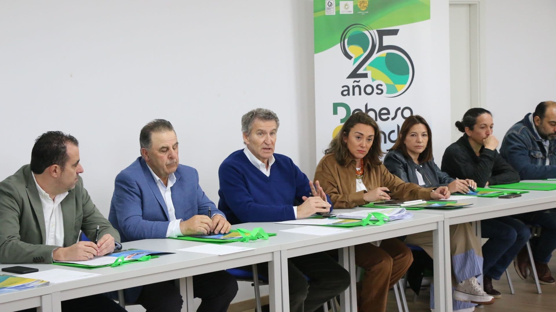 Feijóo promete a agricultores y ganaderos un control estricto de las fronteras para evitar competencia desleal