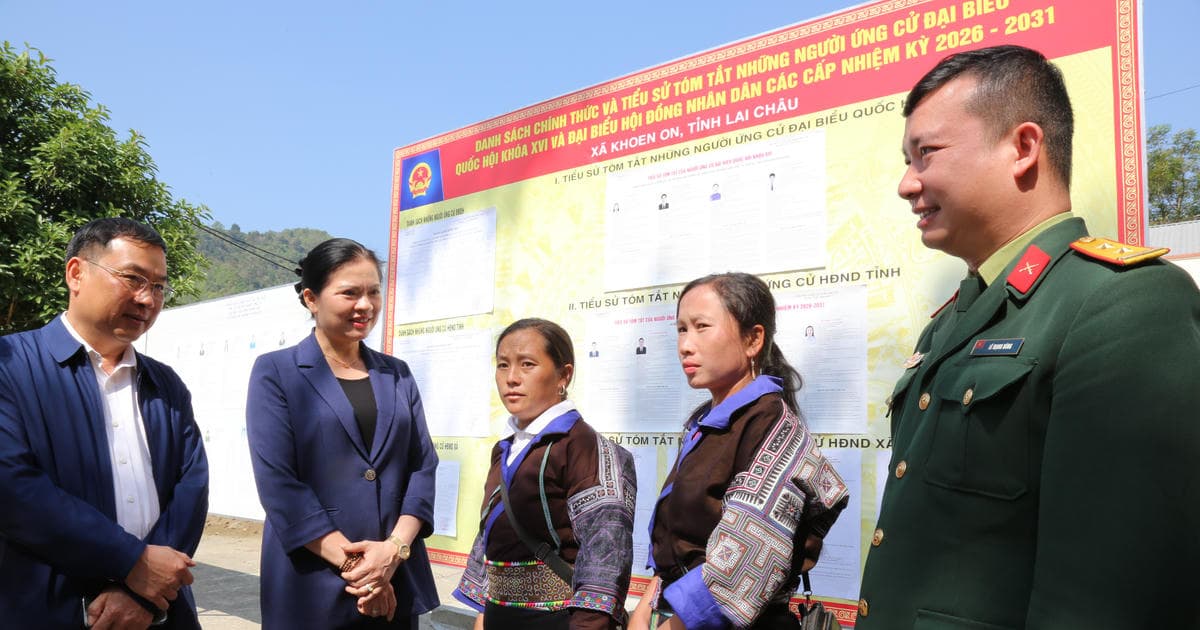 Phó Chủ tịch - Tổng Thư ký Ủy ban Trung ương MTTQ Việt Nam Hà Thị Nga tiếp xúc cử tri ở xã Khoen On