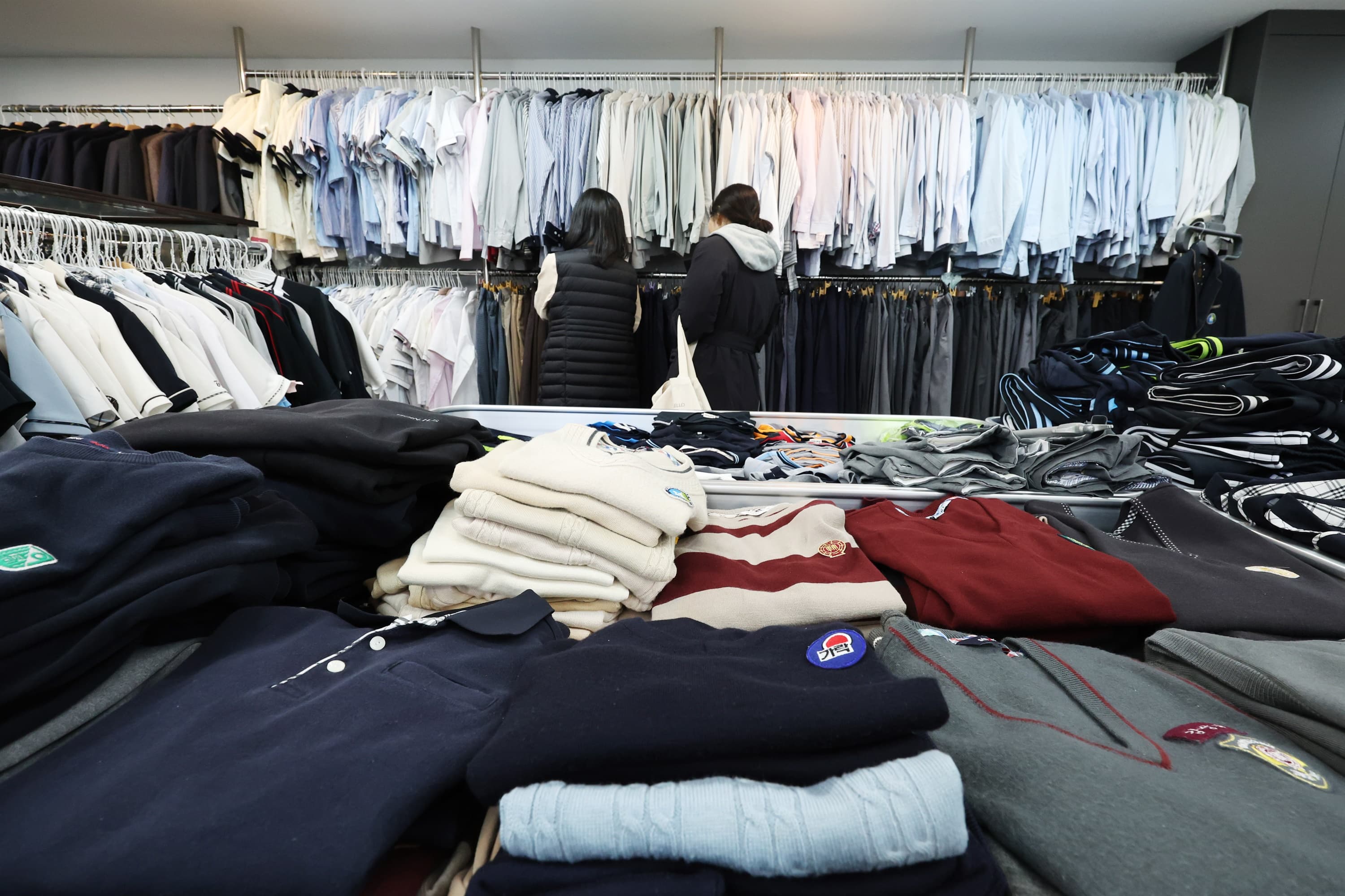 정부의 정장형 교복 생활복 전환 대책에 , 지역 정치권도 화답