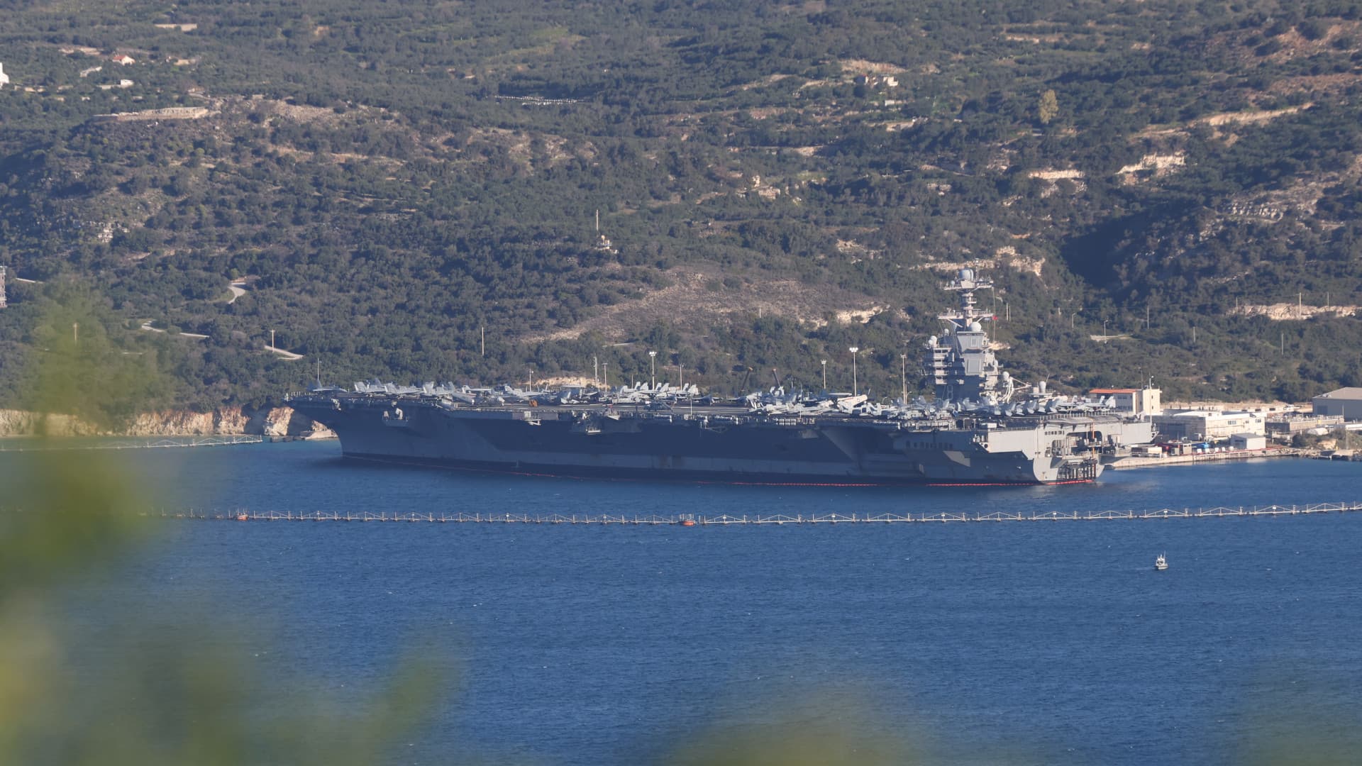 Megindultak az amerikai katonák a világ legnagyobb hadihajójával : 24 óra lehet vissza