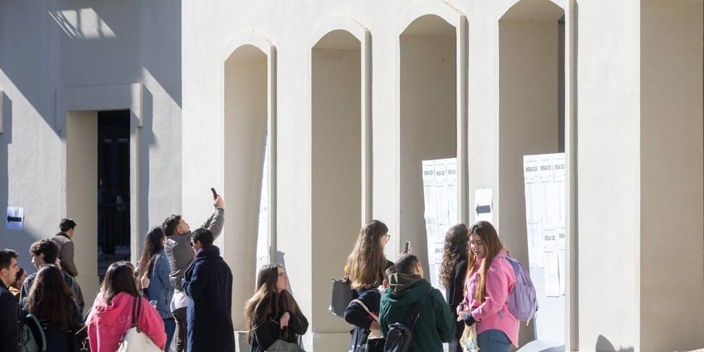 El Ministerio de Sanidad tiene en vilo a los 5 . 600 aspirantes a MIR de Andalucía al no comunicarles la nota del examen