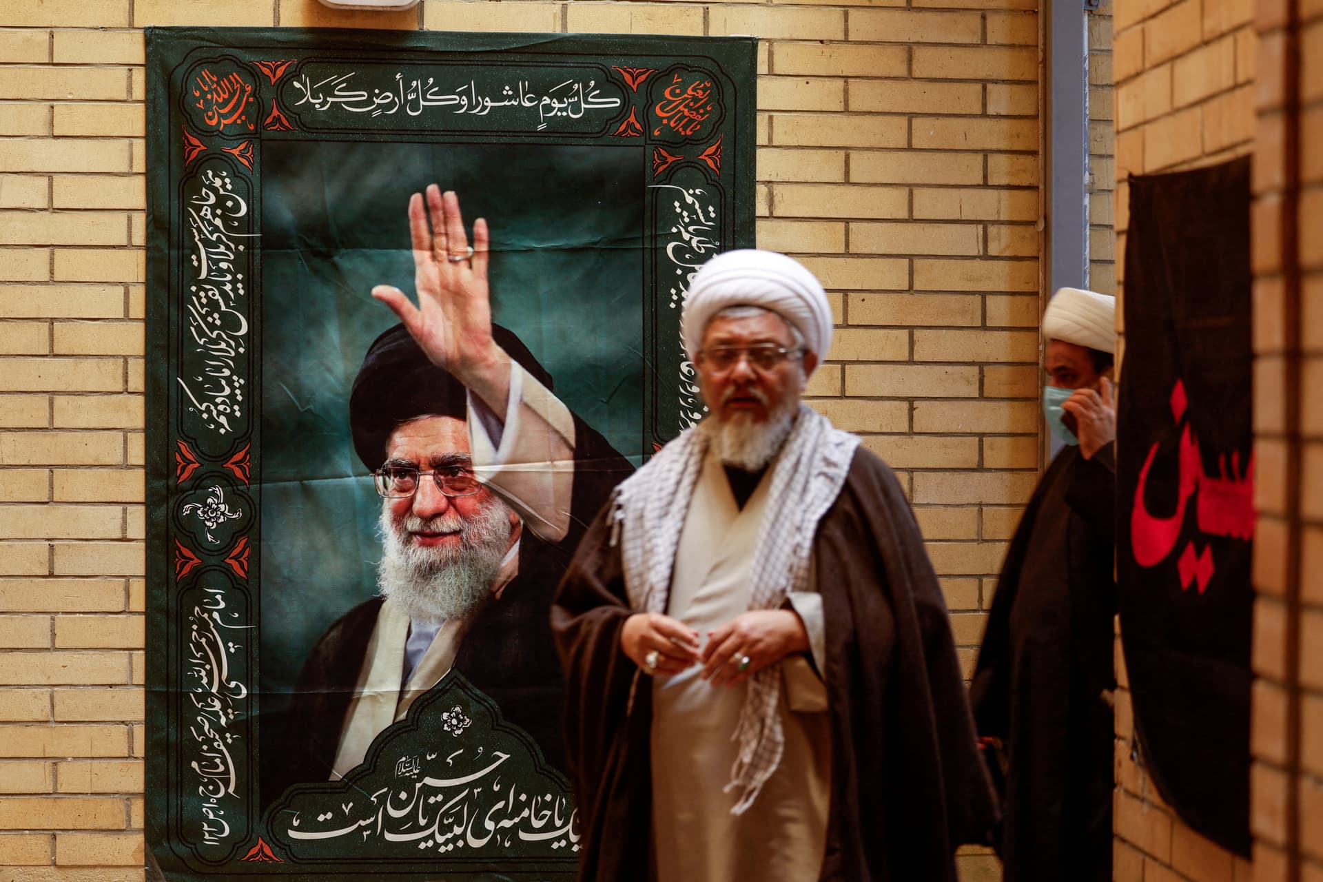 Who could succeed Ayatollah Ali Khamenei to lead Iran ?