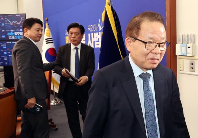 공천 속도전 치고 나가는 여 , 17 % 쇼크 에도 무력감 빠진 야