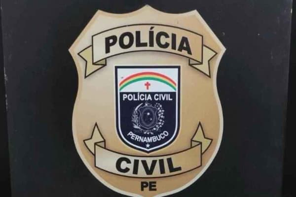 Jovem é flagrado vendendo remédio para emagrecer de forma ilegal em estacionamento de faculdade em Olinda