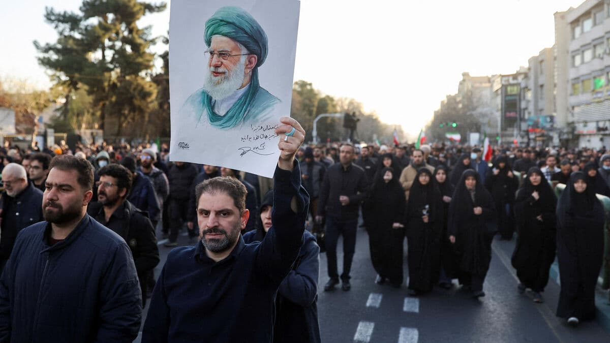 Frappes en Iran : États - Unis , Israël , France , Russie , Chine … Les réactions contrastées après la mort dAli Khamenei