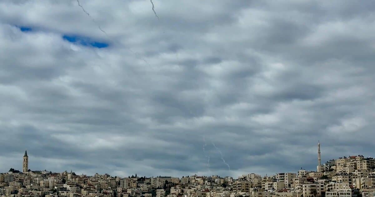 Иран запустил 10 - ю волну ракет по Израилю