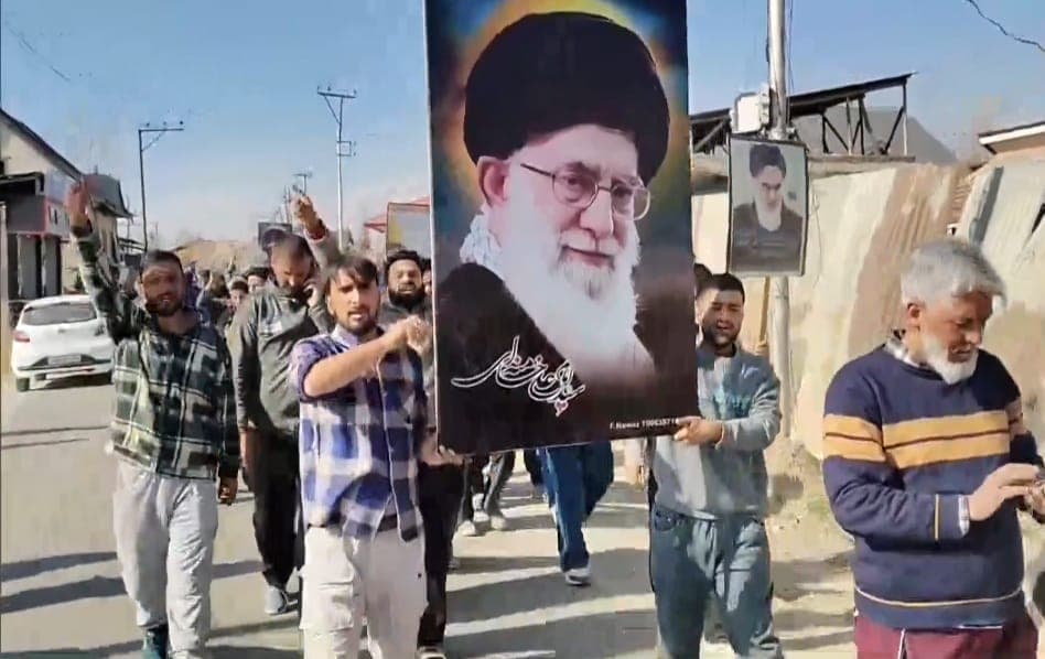 Războiul din Orientul Mijlociu : Fiul lui Khamenei , considerat succesor , a fost eliminat / 40 de zile de doliu național și numirea conducerii interimare astăzi / Trump amenință Iranul