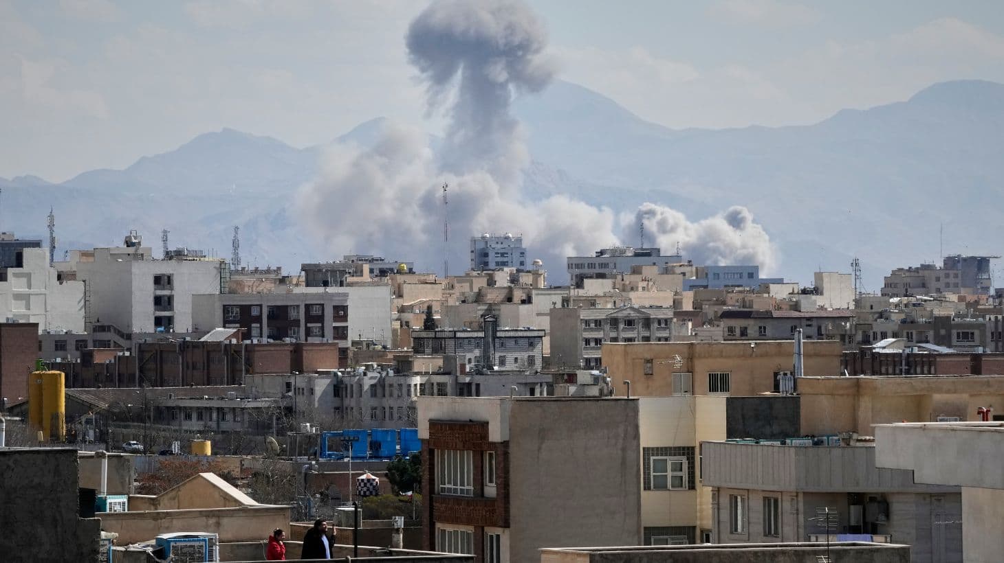 « Βράζει » η Μέση Ανατολή : « Νόμιμο καθήκον η εκδίκηση » λέει η Τεχεράνη – Εκρήξεις σε Ντουμπάι , Ντόχα και Μπαχρέιν